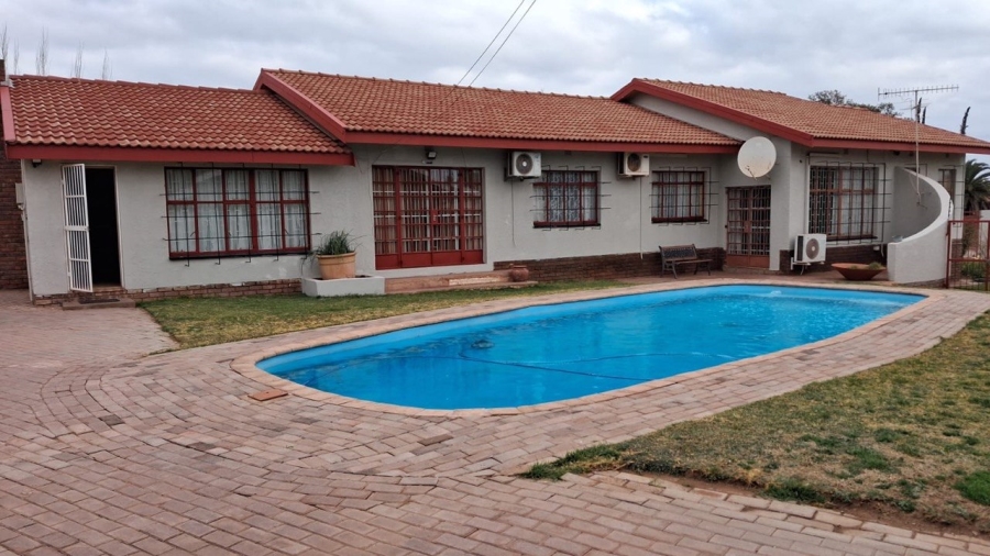 4 Bedroom Property for Sale in Postmasburg Northern Cape
